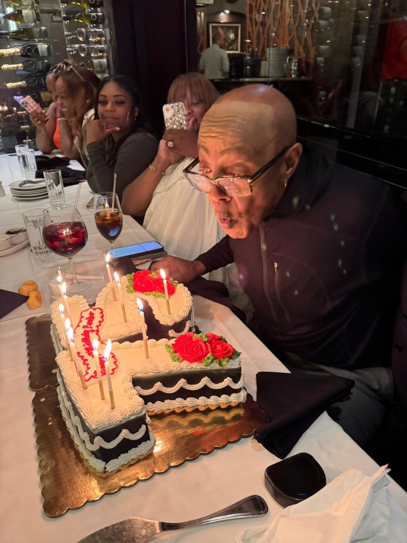 Peabo Bryson celebrando su cumplea�os 75 en abril de 2026