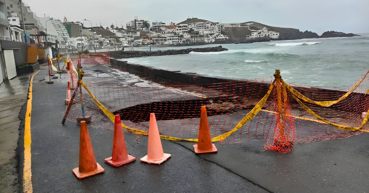 Alerta en San Bartolo: Fuertes oleajes provocan gran forado en el malecón y obliga al cierre de acceso por un mes