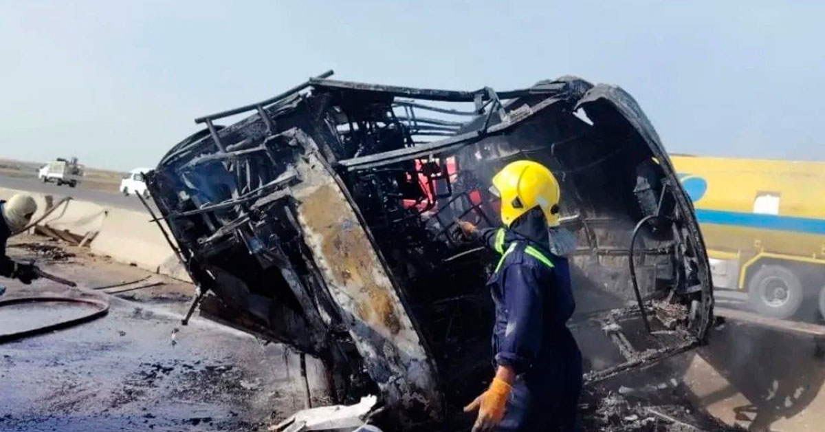 Choque de autobús contra un camión dejó al menos 21 muertos 