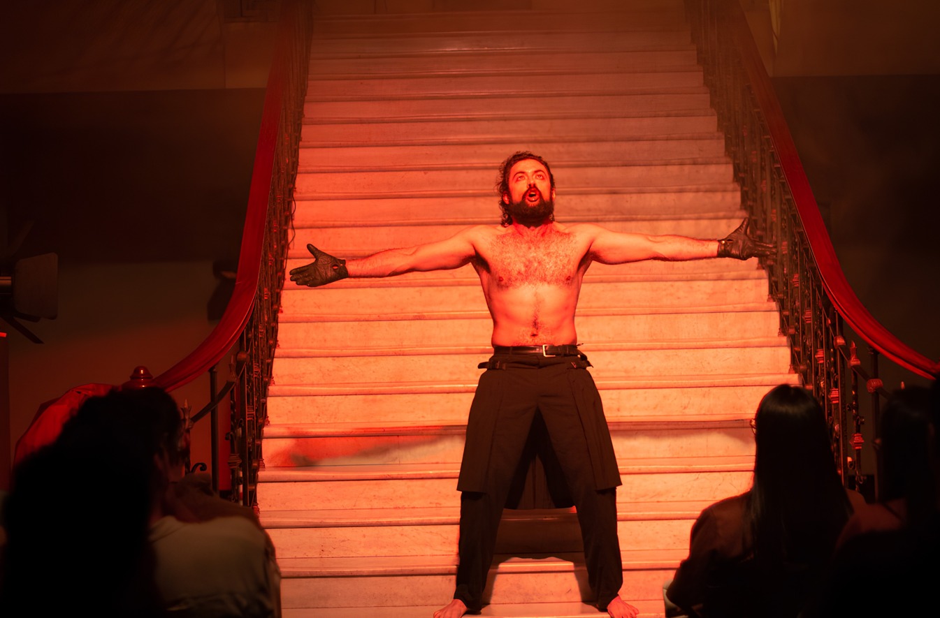 Fernando Luque interpreta a Hamlet, Príncipe de la Locura.