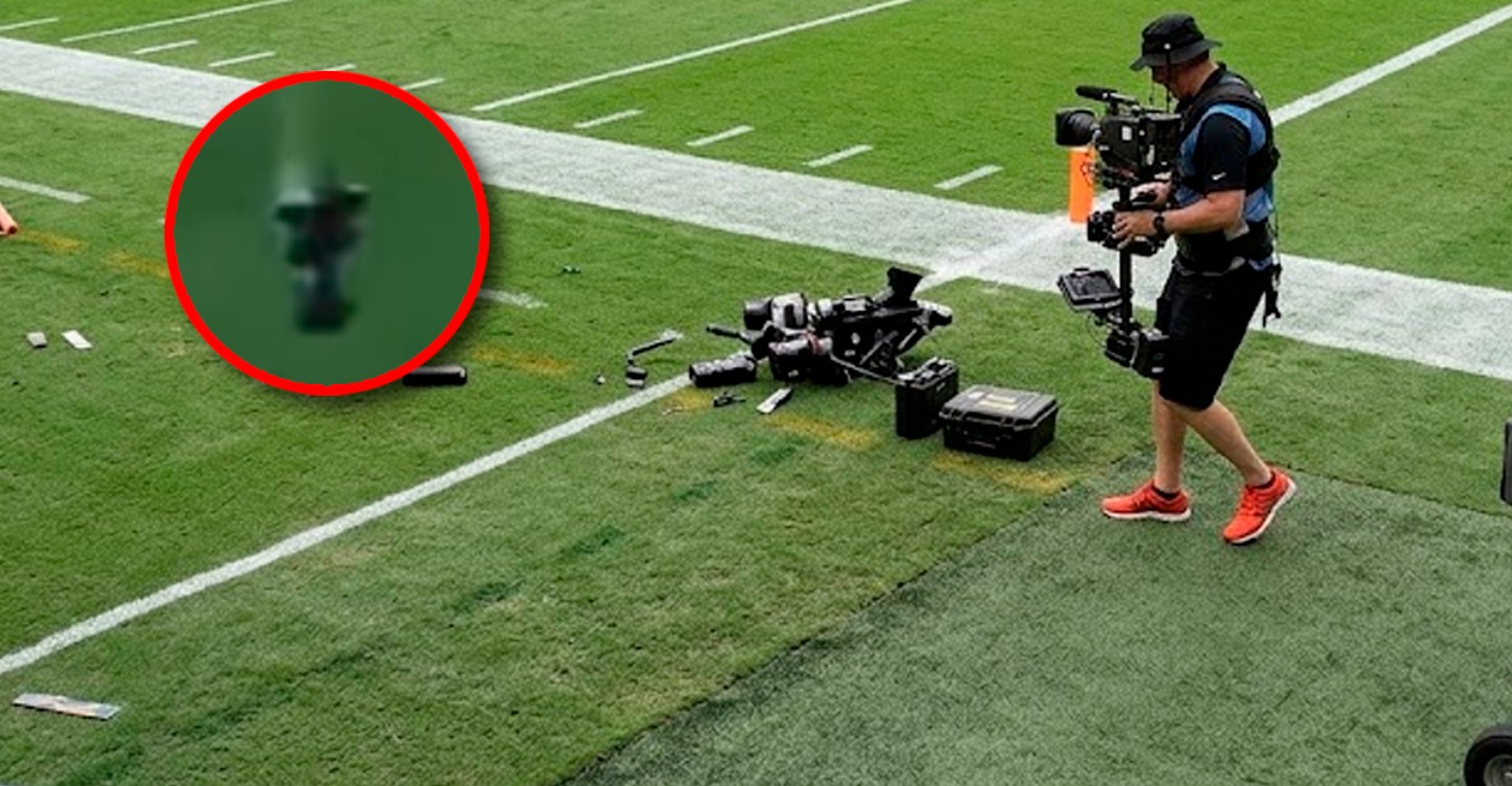 Peligro en la cancha: Cámara de televisión cae peligrosament