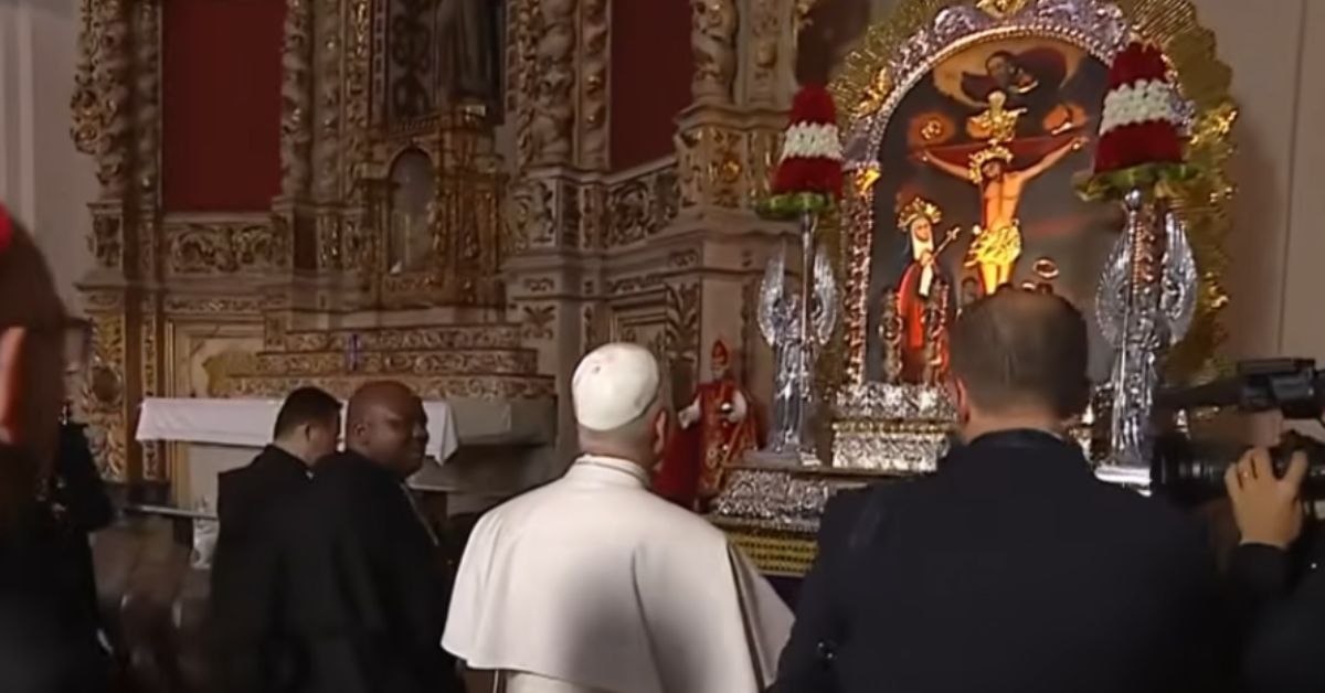 Papa León XIV bendice imagen del Señor de los Milagros en la
