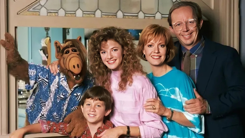 Anne Schedeen junto al elenco de la serie ALF