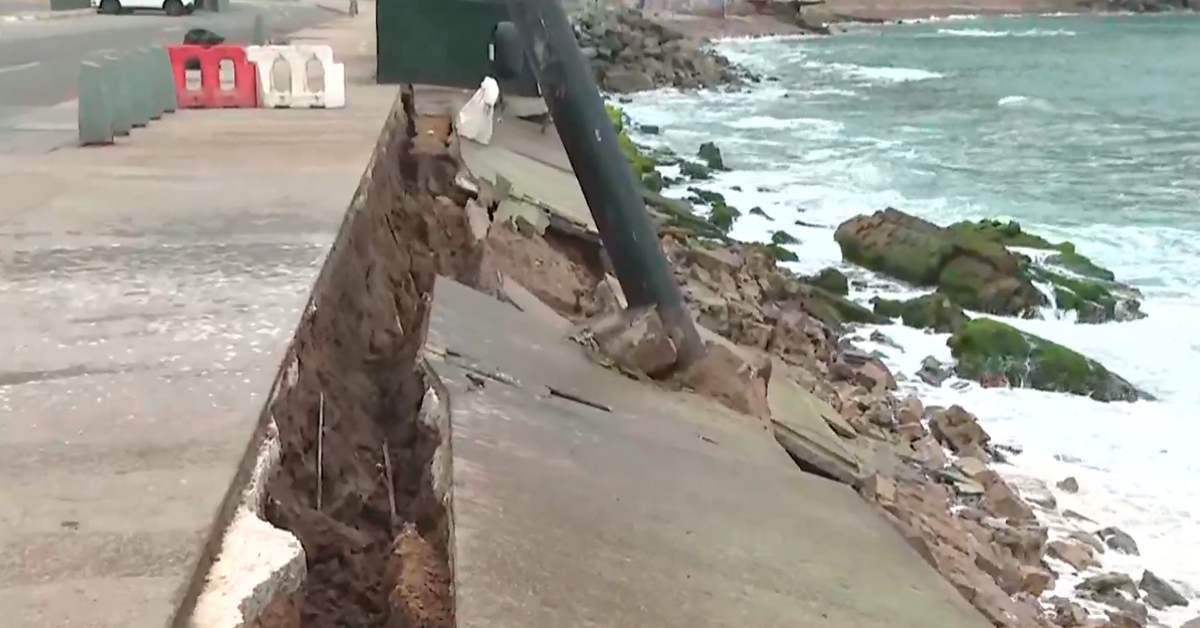 Oleajes destruyen parte del malecón de la Costa Verde.