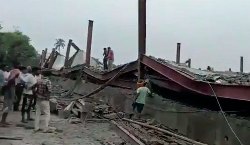 Derrumbe de almac�n en construcci�n en la India dej� varias v�ctimas.