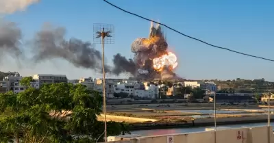 Explosi�n destruye f�brica