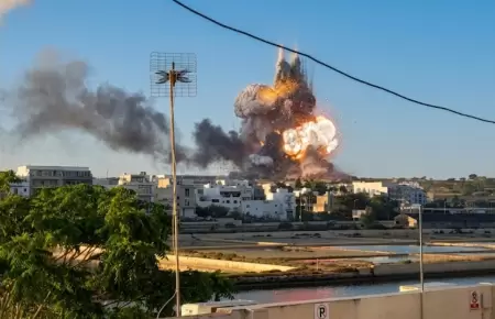 Explosi�n destruye f�brica