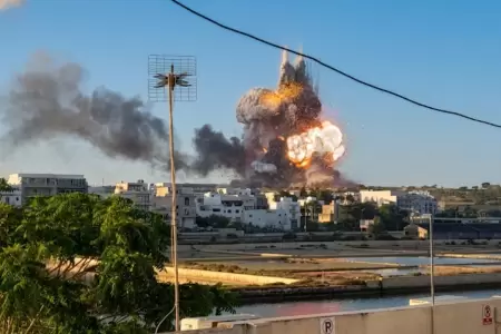 Explosi�n destruye f�brica