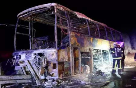 Choque e incendio de autob�s en Turqu�a.