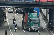 Caos en la V�a de Evitamiento: Tr�iler queda atascado bajo el Puente Acho y genera tr�fico con sentido al sur
