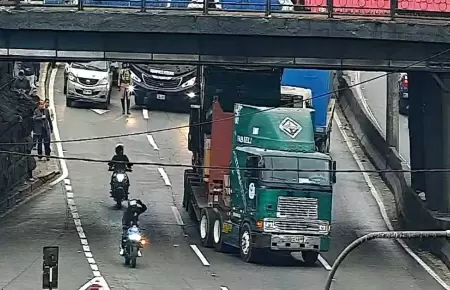 Tr�iler choca con Puente Acho y genera tr�fico con sentido al sur.
