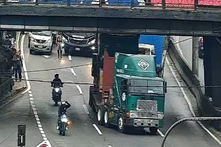Tr�iler choca con Puente Acho y genera tr�fico con sentido al sur.