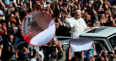 El pont�fice salud� y bendijo a compatriotas antes de su liturgia.