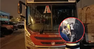 Balean bus lleno de pasajeros en San Juan de Miraflores