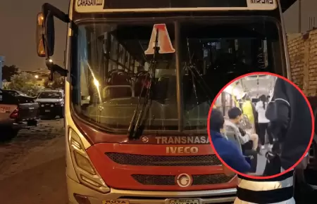 Balean bus lleno de pasajeros en San Juan de Miraflores