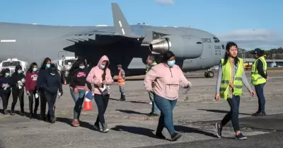 Cuatro compatriotas deportados al Congo desde EE.UU. regresaron a Per�