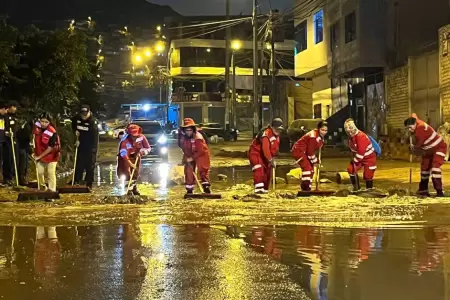 Alcalde de SJL arremeti� contra Sedapal tras aniego en avenida Santa Rosa.