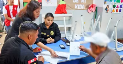Detienen a adulto mayor en local de votaci�n en Los Olivos.