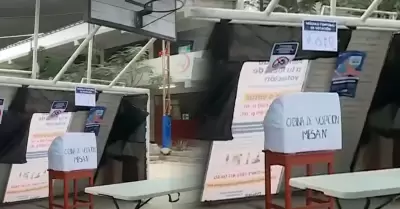 Mesa de votaci�n instalada en arco de cancha de f�tbol.