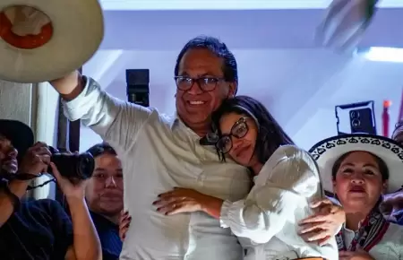 Candidato dio un 'balconazo' tras conocer resultados.