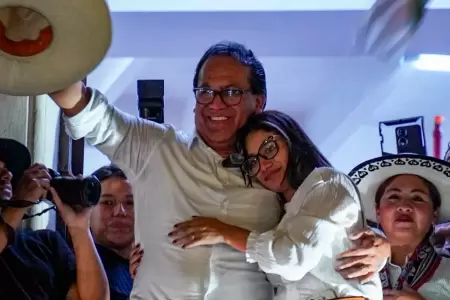 Candidato dio un 'balconazo' tras conocer resultados.