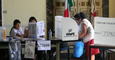 Peruanos votando en el extranjero