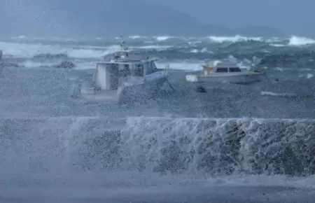 Nueva Zelanda evac�a a miles de ciudadanos por olas gigantes