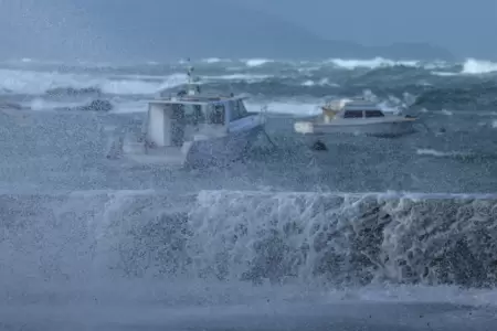 Nueva Zelanda evac�a a miles de ciudadanos por olas gigantes