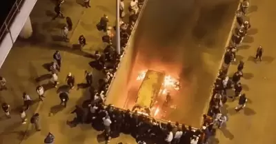 Combi de 'Los Rojitos' se incendi� en San Juan de Miraflores
