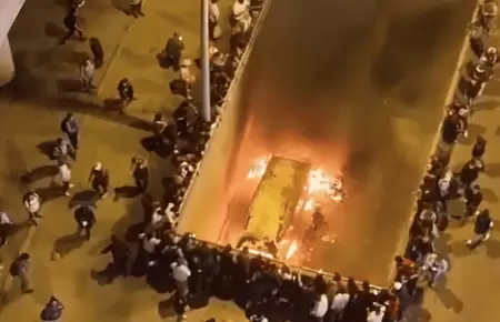 Combi de 'Los Rojitos' se incendi� en San Juan de Miraflores