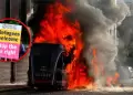 Manifestantes prenden fuego a un autob�s en medio de protestas antiinmigraci�n