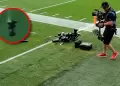 Peligro en la cancha: C�mara de televisi�n cae peligrosamente cerca de futbolistas