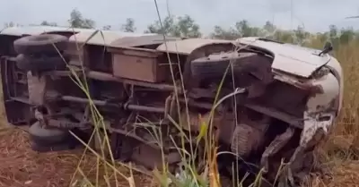 Accidente entre dos veh�culos en la v�a Cotoca-Pailas.