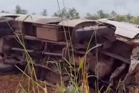 Accidente entre dos veh�culos en la v�a Cotoca-Pailas.