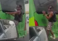 Hombre genera pol�mica al viajar colgado en la parte trasera de un bus: "Adentro voy muy apretado"