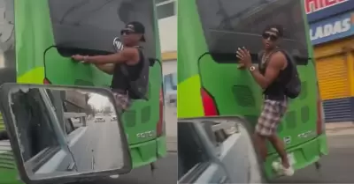 Hombre viaja colgado de la parte trasera de un bus