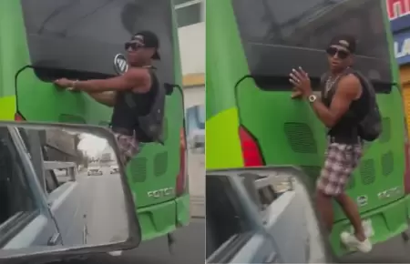 Hombre viaja colgado de la parte trasera de un bus
