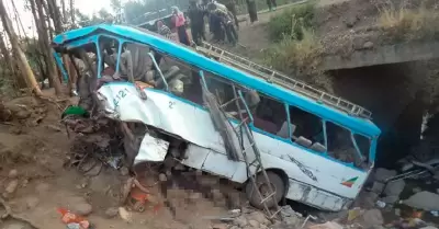 Autob�s cay� por barranco en Etiop�a.