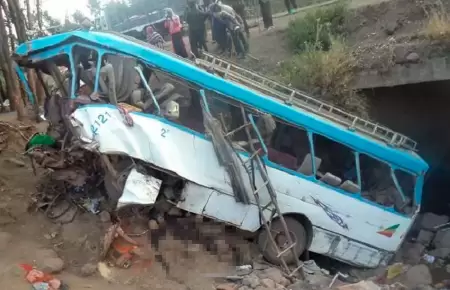 Autob�s cay� por barranco en Etiop�a.