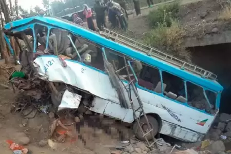 Autob�s cay� por barranco en Etiop�a.