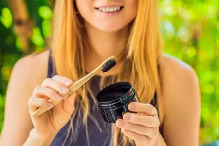 Proh�ben uso de producto dental blanqueador.