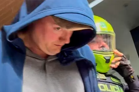 El extranjero fue detenido por las autoridades.