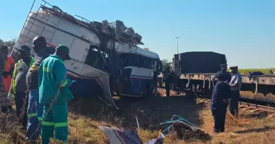 Choque entre un tren y autob�s dej� varios heridos.