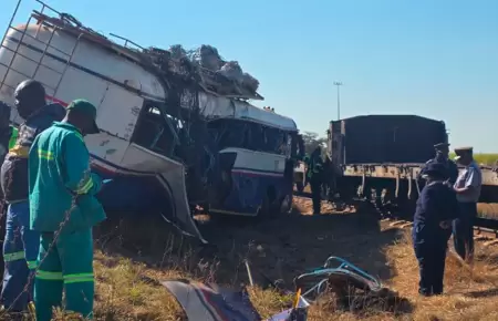 Choque entre un tren y autob�s dej� varios heridos.
