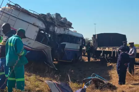 Choque entre un tren y autob�s dej� varios heridos.