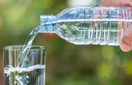 Estudio advierte riesgos de consumir agua de mesa en Piura