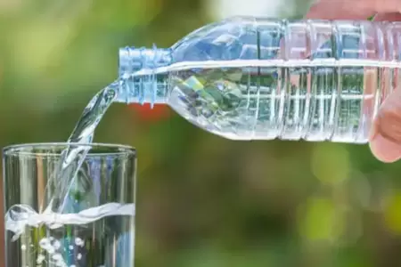 Estudio advierte riesgos de consumir agua de mesa en Piura
