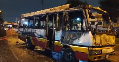 Incendian custer tras pedir cupo diario de 20 soles en el Callao