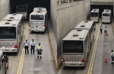 Bus del Metropolitano qued� varado en el ingreso a la Estaci�n Central.