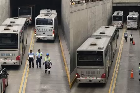 Bus del Metropolitano qued� varado en el ingreso a la Estaci�n Central.